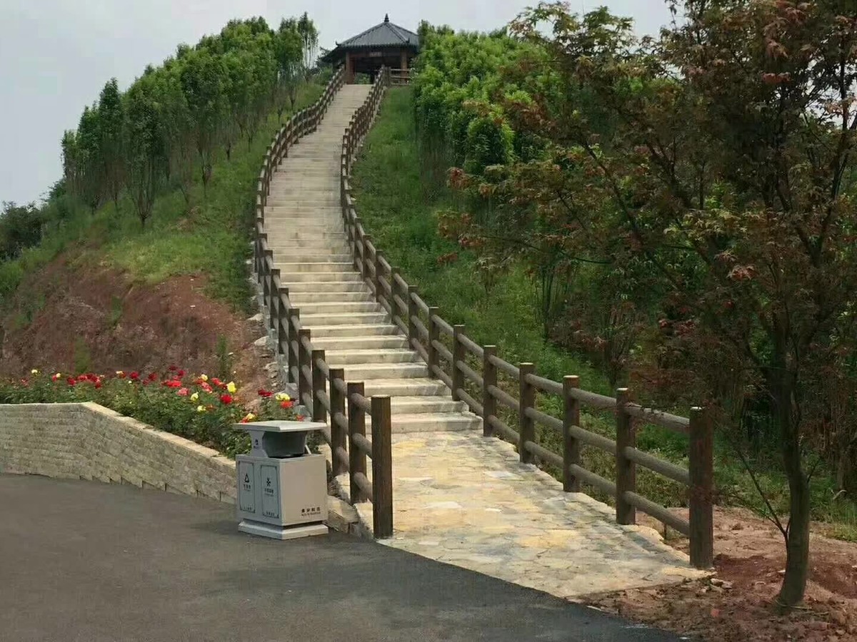 景區(qū)走廊仿樹(shù)皮欄桿